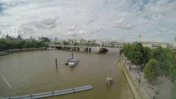 Vista de alto ângulo da janela do rio Tamisa e passarela com céu nublado e edifícios em Londres — Vídeo de Stock