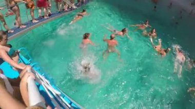 Yunanistan, Zakynthos Ağustos 2017: Zakynthos deniz Adası Yunanistan atlama içinde yüzme çocuklar ve yetişkinler turistler bir yolcu gemisi kapalı