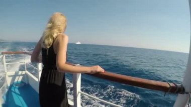 Çekici sarışın kadın turist teknede denizin bir tatil yaz gününde esinti zevk izlerken