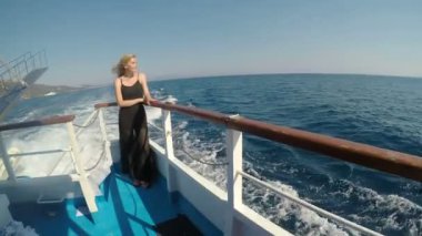 Yaz tatili yelken huzurlu güzel kadın cruise deniz izlerken tekne