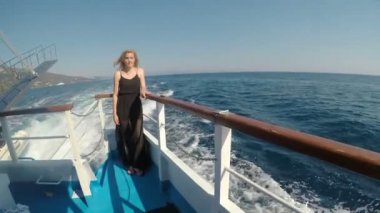 Genç kadın turist hedefte ulaşması için bekleyen yaz kaçmak bir yelkenli deniz manzarası ayakta izlerken