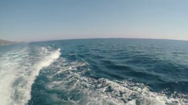 Bir yelkenli tekne görülen mavi deniz dalgaları