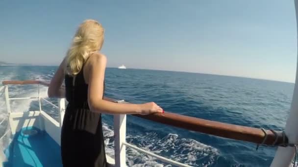 Attraente donna bionda turista in barca a guardare il mare godendo della brezza in una giornata estiva di vacanza — Video Stock