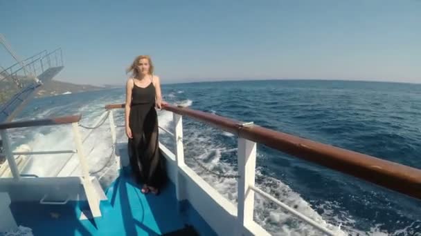 Joven turista observando el paisaje marino de pie en un velero en su escapada de verano esperando llegar a destino — Vídeo de stock