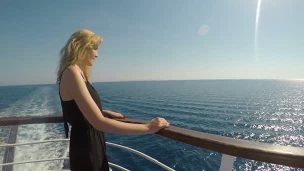 Mulher relaxada desfrutando de sua viagem de verão no iate observando a paisagem marinha — Vídeo de Stock