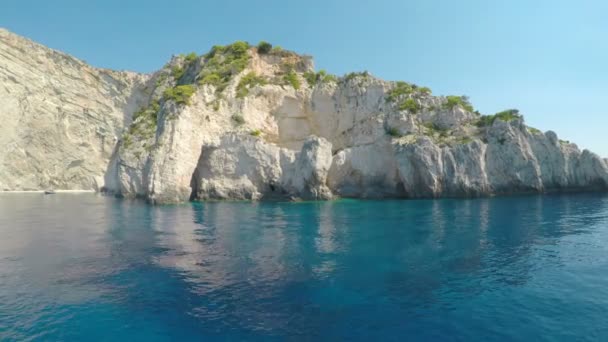 Isola in mare con acqua di mare blu chiaro intorno visto da una barca a vela in estate — Video Stock