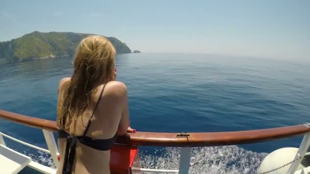 Young woman in bathing suit on cruise ship admiring the seascape enjoying vacation tour — Stock Video