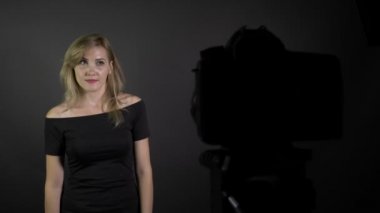 Erkek arkadaşı ile onun smartphone bir resmini alır iken çekim genç kadın onun yeni video blog bölüm için görüş
