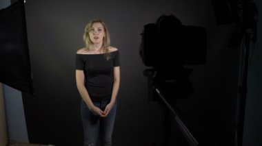 Bakış açısı, kameraman kameraya konuşurken ve kendini filme genç çekici kadını öldürmek