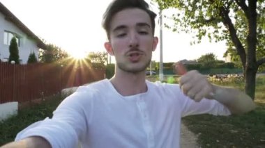 Bir video kamera ile kayıt genç etki unsuru çocuk elinde yürüyüş ve doğa aktivitelerine dışında en sevdiği söz düzenlenen