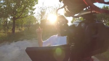 İplik ve doğa köyünde hakkında mobil profesyonel bir fotoğraf ile onun evin dışında bir video kaydı genç adam heyecanlı