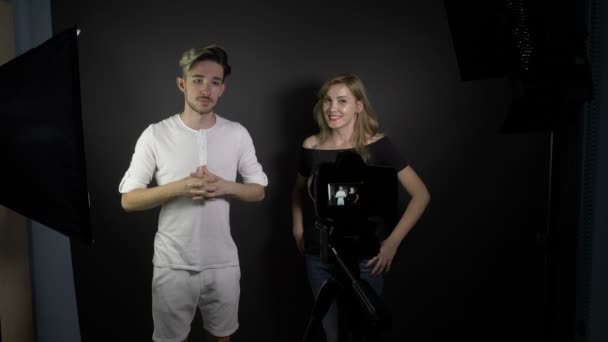 Para młodych atrakcyjnych dziewczat w profesjonalnym studio nagrywania filmów dla ich online studenckie — Wideo stockowe