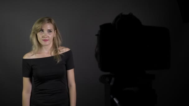 Synpunkt av unga kvinnliga skytte för hennes nya videoblogg episode medan pojkvän tar en bild av henne med sin smartphone — Stockvideo
