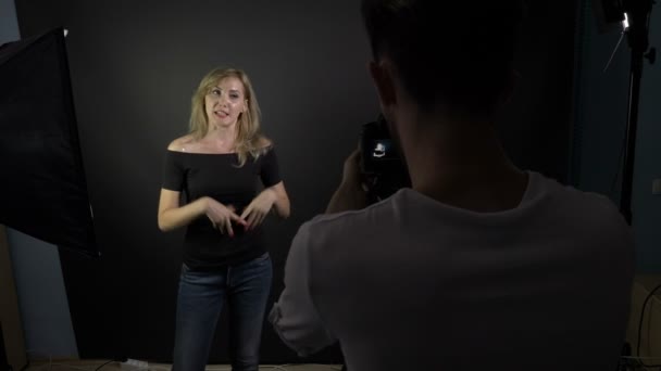 Jonge student jongen filmen aantrekkelijke jonge mooie vrouw praten met camera voor een video blog project voor Universiteit — Stockvideo