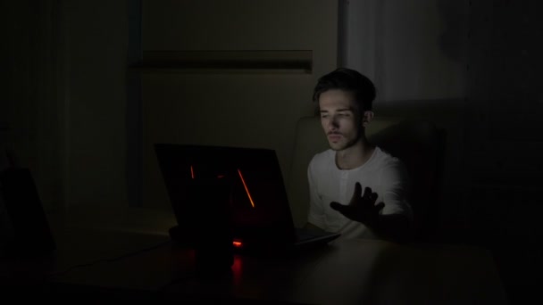 Młody atrakcyjny biznes człowiek siedzi na jego biurko symulowanie i interakcji z futurystyczny 3d wirtualnej rzeczywistości ekran holograficzny na jego laptopie — Wideo stockowe