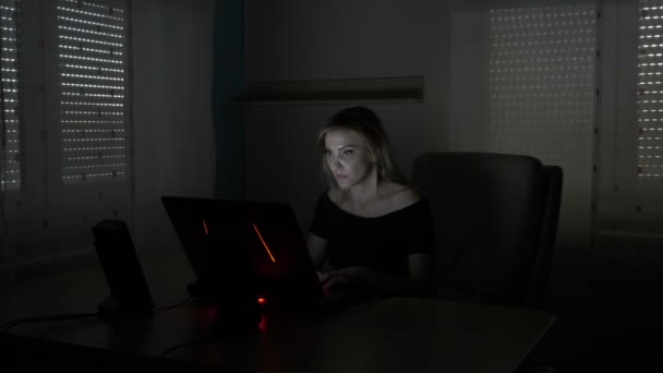 Intrigued blonde entrepreneur business woman sitting at her desk typing and proposing online partnership to one of her clients — Stock Video