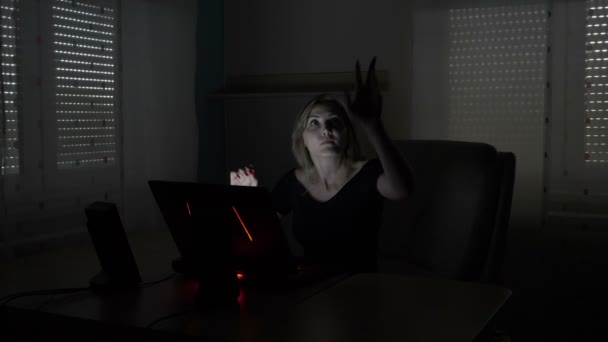 Biznes kobieta siedzi przy biurku, symulowania interakcji z hologramem z rozszerzonej rzeczywistości Interfejs ekranu na jej laptopie — Wideo stockowe