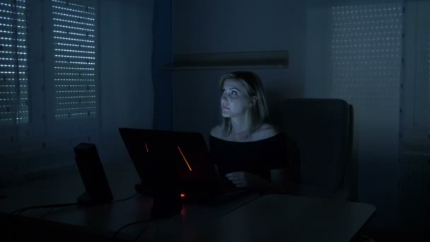 Inteligentne młoda kobieta, symulując analizując sprawozdanie z działalności na rzeczywistości rozszerzonej, przy użyciu technologii holograficznej ekranu na komputerze — Wideo stockowe