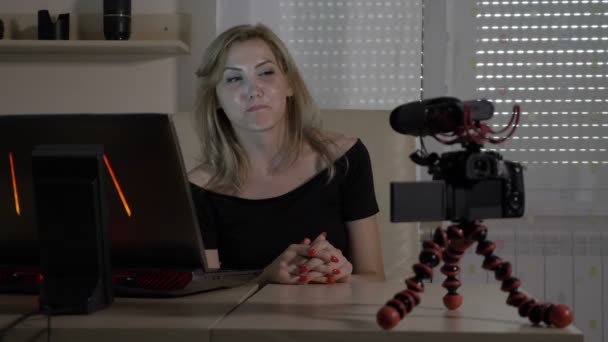 Vacker ung blond business kvinna vlogger sitter vid hennes skrivbord och filma en video hur handledning för hennes vlog — Stockvideo