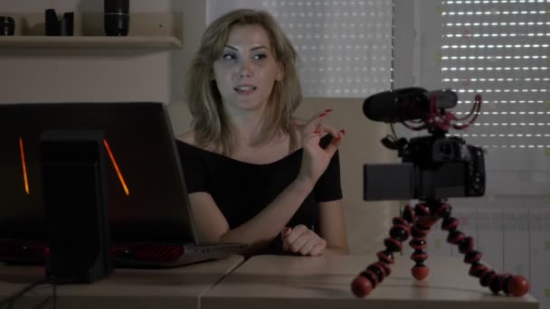 Giovane bella imprenditrice donna vlogger seduta in ufficio e registrazione tutorial per il suo video vlog — Video Stock