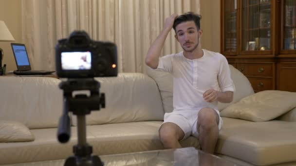 Homme vlogger enregistrement d'un tutoriel vidéo à la maison sur le canapé sur les affaires en ligne dans les médias sociaux — Video