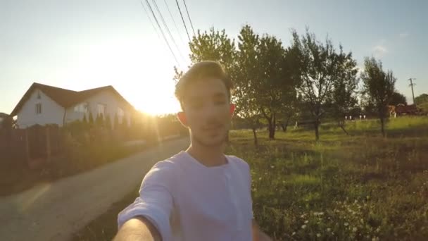 젊은 남성 학생 소셜 미디어 영향 그의 집 밖에 서 비디오를 촬영 하 고 인기 있는 블로거로 서 자신의 경험에 대해 이야기 — 비디오