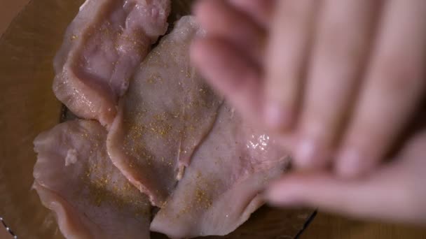 妇女在厨房里用配料调味的切片鸡乳房的视角 — 图库视频影像