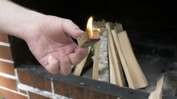 Homme allumant pièce de bois préparant feu de joie à l'extérieur pour la cuisine — Video