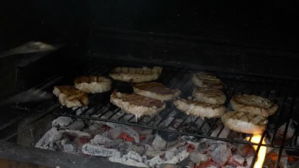 Macho mano dando vuelta deliciosa carne asada en barbacoa parrilla — Vídeo de stock