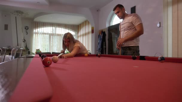 Couple of students spending time together playing pool — Stock Video