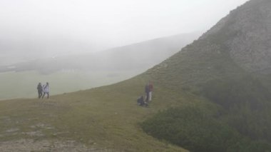 Grup boş zaman yolculuk zevk üzerinde öğrenci iken dağ doğa hayran ve rahatlatıcı çimenlerin üzerinde yürüyüş