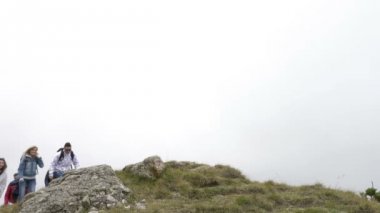 Neşeli grup yukarı tırmanma ve atlama ve onların başarı başarı zevk silah yükselterek dağın tepesine ulaşan arkadaşıyla