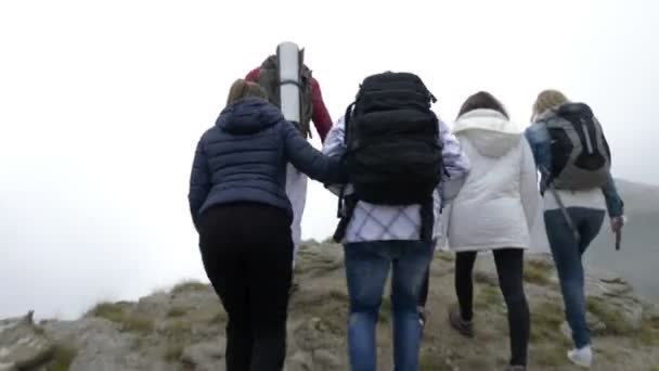 Grupo de estudiantes exploradores que llegan a la cima de la montaña admirando el valle del paisaje brumoso en un día nublado de niebla — Vídeo de stock
