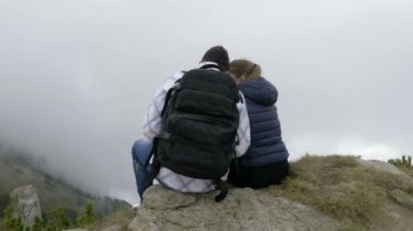 Romantik Çift birlikte öpüşme ve nefes kesici manzara zevk dağ tepe üzerinde duran hiking