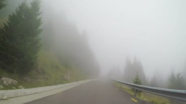 POV güzel ormanları boş dağ yolu üzerinde seyahat araba penceresinden gördüm sis/EC