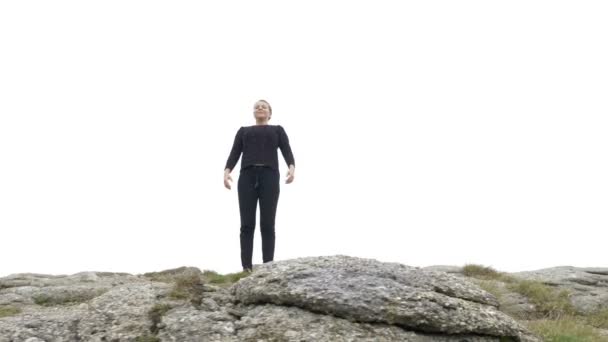 Mooie jonge dame doen yoga oefeningen op de berg hoog verhogen armen terwijl ze een diepe adem — Stockvideo