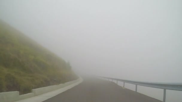 Auto vysoká rychlost časová prodleva na špatnou viditelnost po horské silnici na mlhavé počasí — Stock video