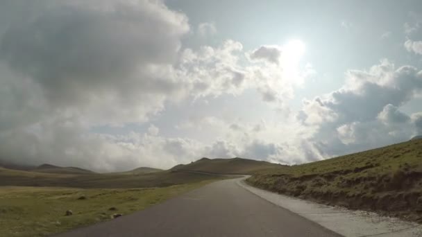 Pov de route de campagne avec des collines et ciel nuageux en arrière-plan vu du véhicule de conduite voyageant — Video