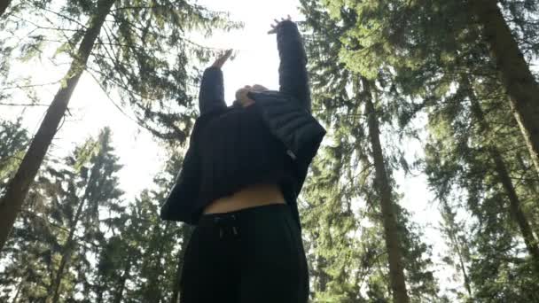 Sød ung kvinde trækker vejret dybt den friske luft i skoven føler sig fantastisk i midten af naturen – Stock-video
