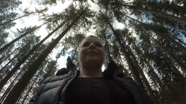 Første personer synsvinkel af teenager pige går på vandretur i naturen gennem skoven – Stock-video