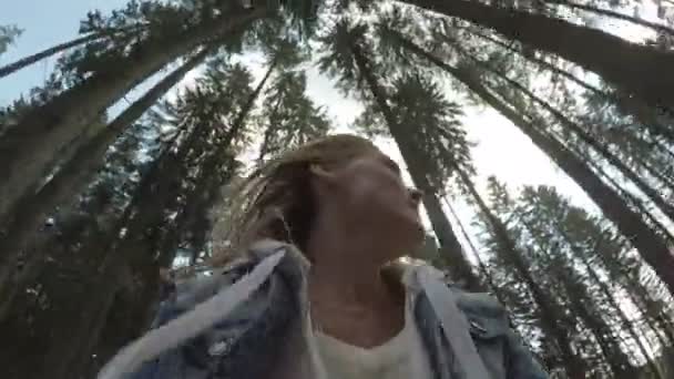 POV van een angstige jonge vrouw die ontsnapt uit een moordenaar achter haar in de bossen — Stockvideo