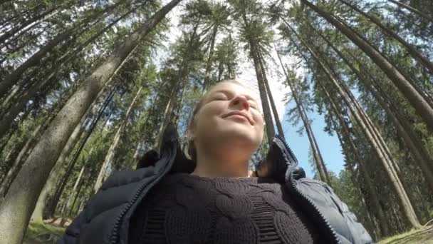 Avslappnad trekker kvinna tar djupa andetag frisk luft i en bergskog på semester hälsosamt liv och fritidsaktivitet koncept — Stockvideo