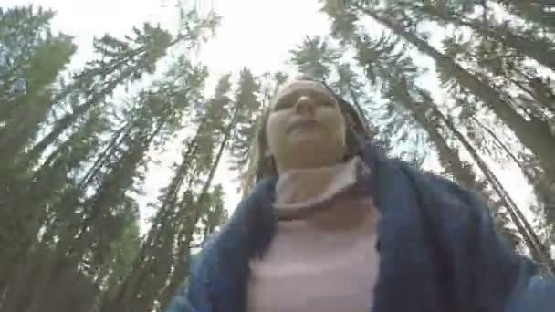 POV pronásledovaných panický mladé ženy, útěk v horském lese — Stock video