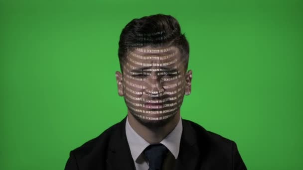 ИТ бизнесмен за работой с проецируемым кодом блокчейн на лице моргает и думает на зеленом экране — стоковое видео