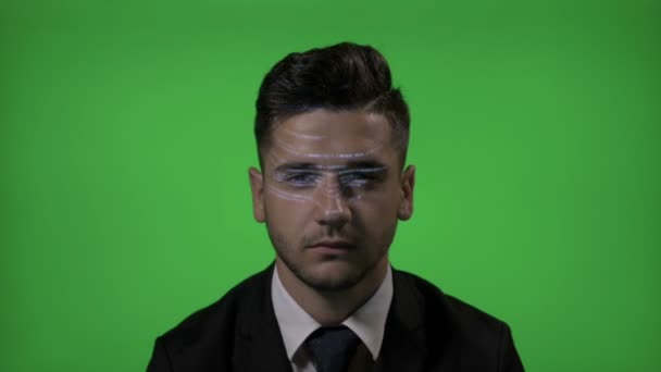 Programador corporativo futurista en traje usando una realidad aumentada para desarrollar su código de programación en un fondo de pantalla verde — Vídeo de stock