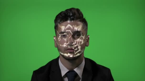 Молодой студент университета, использующий дополненную реальность с формулой химической голограммы, проецируемой на его лицо на зеленый экран — стоковое видео