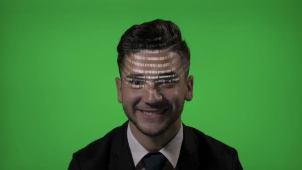 Щасливий усміхнений чоловічий комп'ютерний хакер, одягнений у формальний одяг з використанням футуристичної технології та голосового коду з зеленим екраном — стокове відео