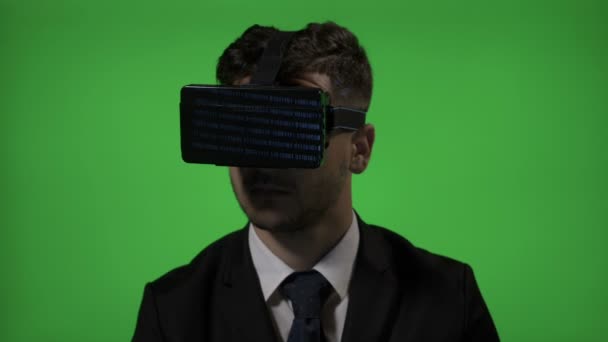 Κοντινό πλάνο ενός υπολογιστή προγραμματιστή άνδρας ντυμένος με κοστούμι κωδικοποίηση σε vr επαυξημένης πραγματικότητας γυαλιά στην πράσινη οθόνη — Αρχείο Βίντεο