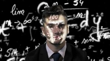 Genç düşünceli çekici matematikçi cebir formülleri siber uzayda okuyan takım elbise giymiş