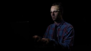 Kodları yüzünde yansıtılır iken blockchain ilgili verileri yazarak masada oturan ciddi kurumsal programcı